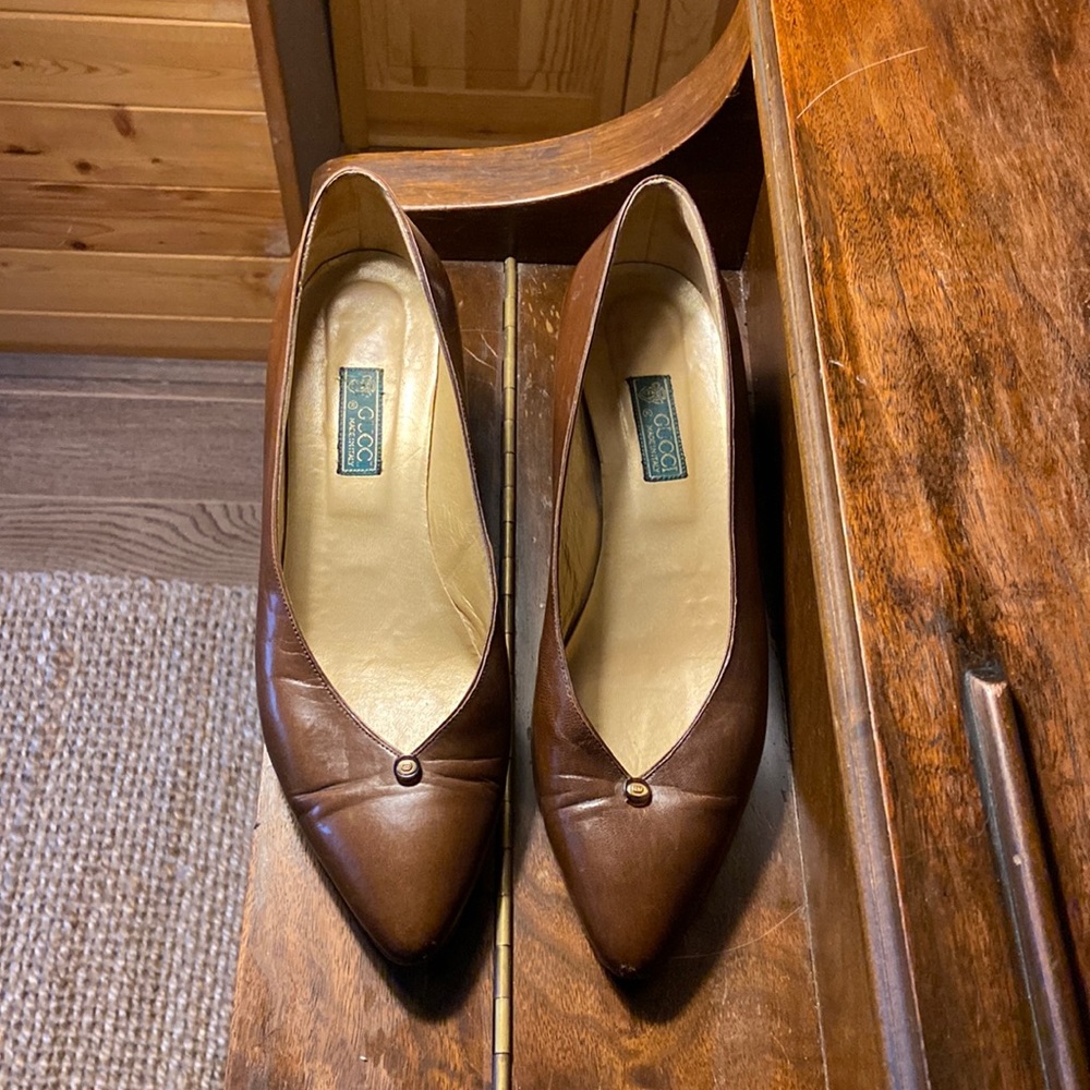 Vintage GUCCI peep toe leather kitten heels